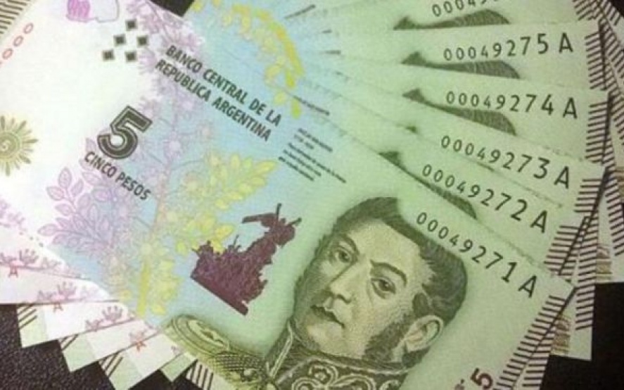 El Banco Central decidió extender un mes la vigencia del billete de 5 pesos.