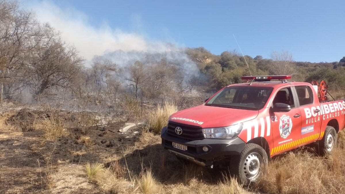 INCENDIOS CON RIESGO EXTREMO Bomberos combaten dos focos en Valle de Punilla